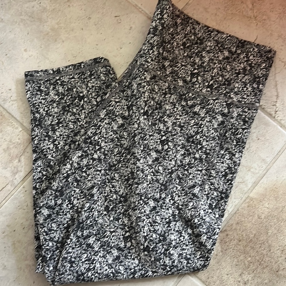 Athleta salutation stash pocket II 7/8 tight
